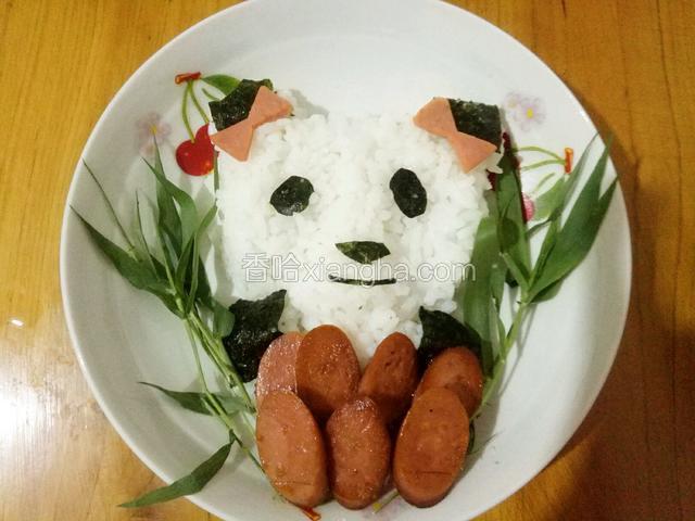 炒好的火腿肠放在熊猫的身体上﻿