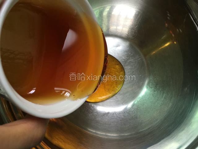 把转化糖浆倒入盆中