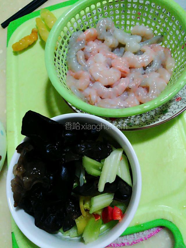 基围虾，扒去壳，用刀从背部切开一点，拉出虾线，然后用少许生粉，盐，胡椒粉，料酒腌制十分钟左右。黑木耳，提前泡发后焯水备用。姜蒜，胡萝卜西芹青红椒切好备用，