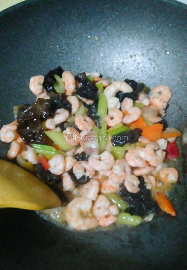虾炒至变色后放入少许盐，料酒，白糖，继续翻炒至虾熟即可。