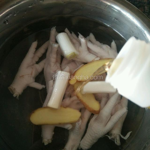 冷水下锅，适量姜片，葱段，料酒