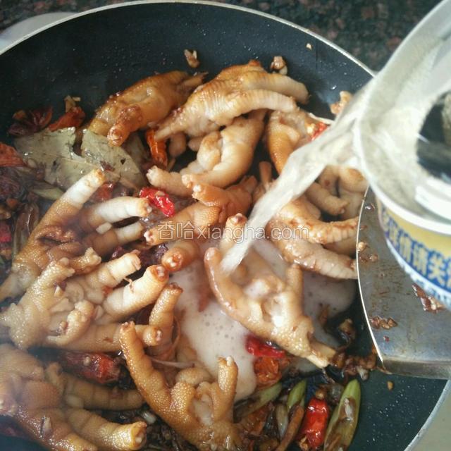 倒入啤酒没过鸡爪