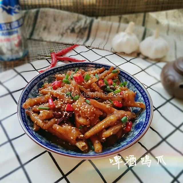 出锅撒上小米椒，芝麻和葱花，吃的时候拌一下就可以，鲜香够味的啤酒鸡爪！