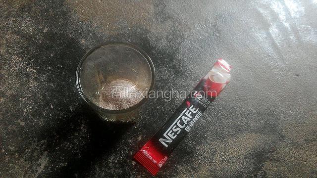 杯中放入咖啡粉和糖