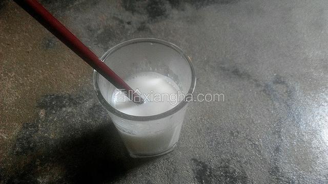 奶粉加温水拌均匀