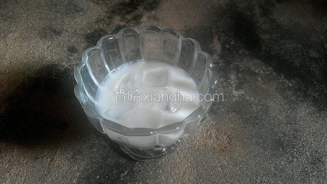 倒入牛奶和咖啡稍微搅拌即可