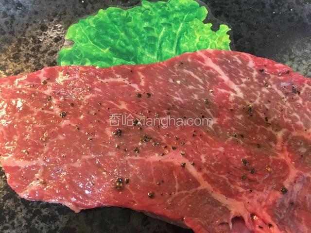 加适量的盐、黑胡椒，橄榄油腌制牛肉。（大概30分鐘左右）