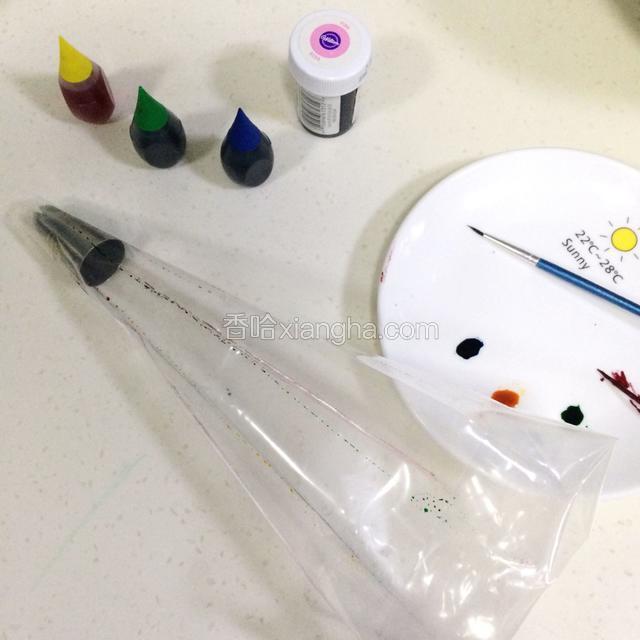 在裱花袋中装入裱花嘴，然后用描边笔蘸上色素刷在裱花袋内壁，每刷完一种色素都要清洗完再继续下一种色素的操作，以免混色。