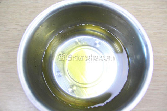吉利丁片提前用冰水泡软备用。