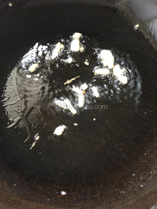 锅留底油，放入生姜蒜爆香