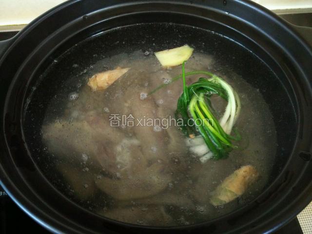 用砂锅烧一锅开水，水开后放入鸭翅，薏米，葱姜和料酒，煮开后转小火炖一个小时。薏米入锅前需要淘洗干净。