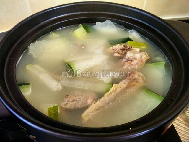 中火炖至冬瓜熟，加入适量盐调味，再白胡椒粉撒上少许白胡椒粉。