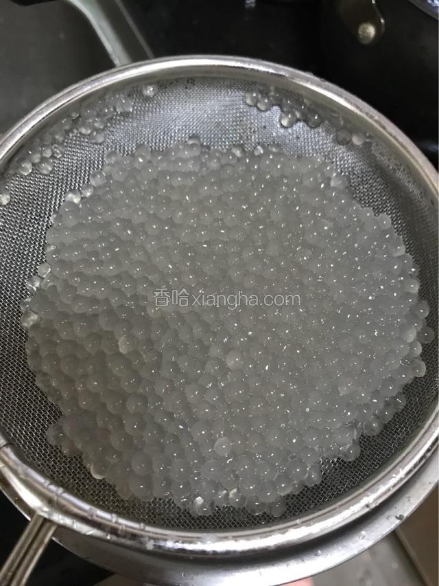 
锅内再次加入冷水烧开，倒入西米，煮至有一点点白心即关火，盖上锅盖闷5分钟，西米完全透明（留一点白心，再闷几分钟，西米更Q弹）