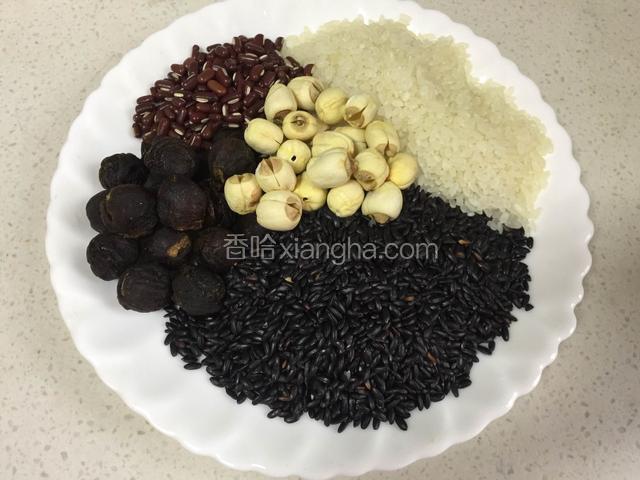 准备好所有的食材。