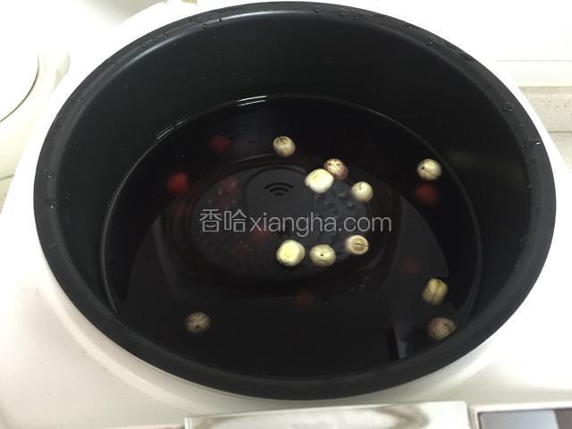 在将所有的食材倒进电饭煲里加入适量的清水。