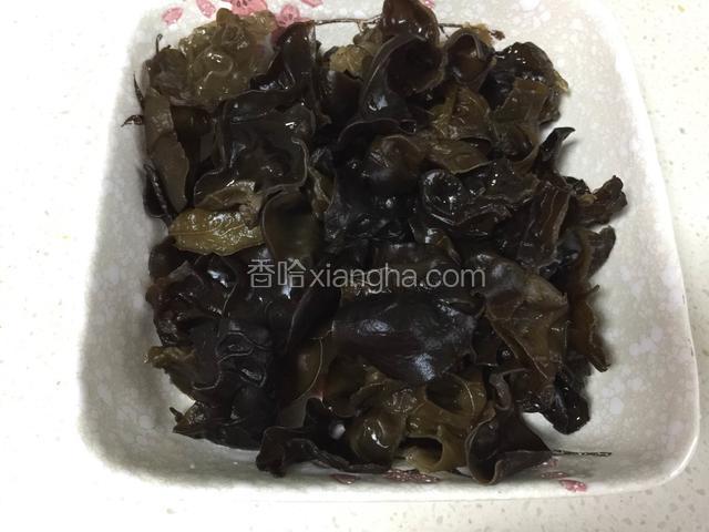 将泡发好的木耳洗干净撕成小朵。