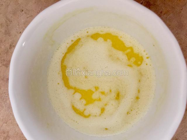 将融化好的黄油加入面糊搅拌均匀