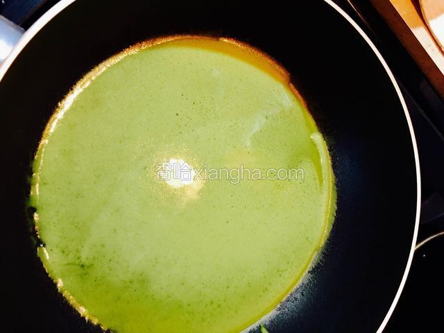 倒入适量的面糊，并快速的摇晃锅子，让面糊均匀摊开。小火煎至表面凝固，周边开始稍微翘起，中间稍微鼓起小泡泡即可翻面。翻面之后在煎个10秒左右即可（这一步个人觉得最难，前三张基本全是破掉的，慢慢抓住感觉就好了，需要又点耐心）