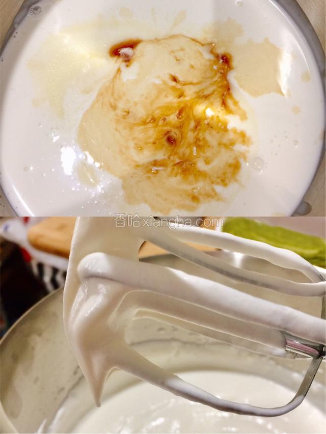 接下来我们就可以开始打法淡奶油了。将细砂糖和香草精倒入奶油里打发至奶油表面呈现纹路，但还有一点流动性即可