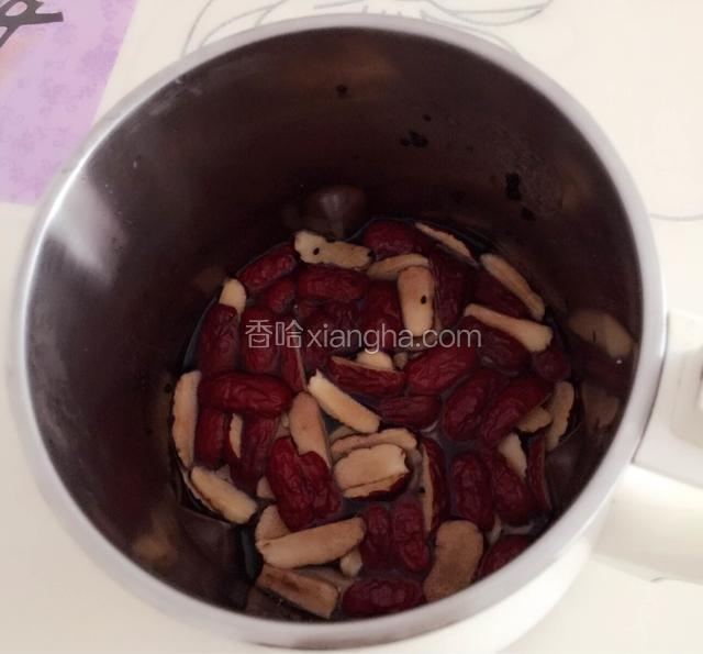 加入水 不要超过内胆的指示上限位置