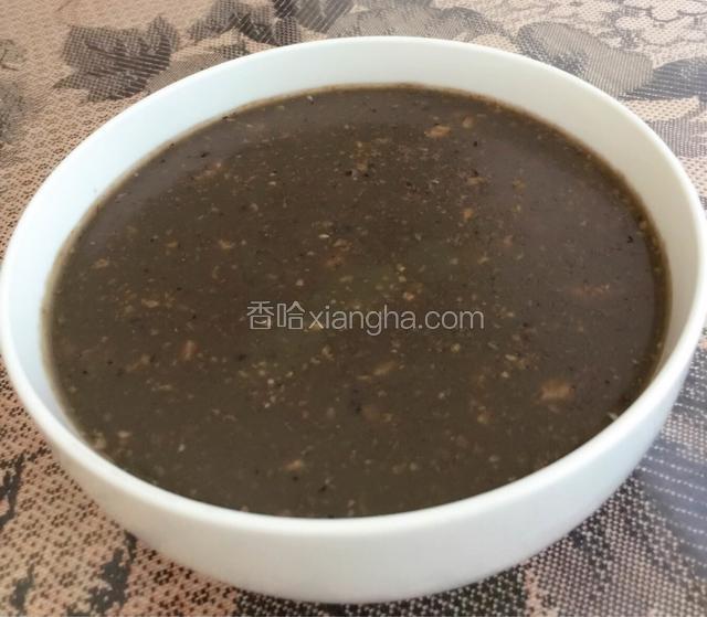 做好的粥倒在碗里