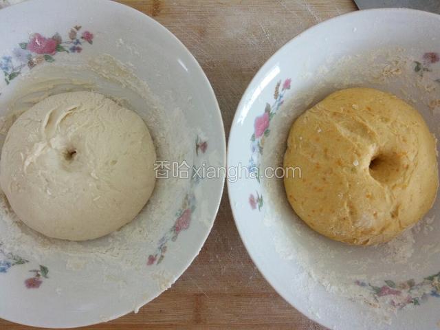 1小时后，发酵好的面团用手指戳孔无回缩﻿﻿