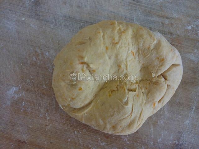 刀板上撒些面粉，揉面时由外往里揉﻿﻿﻿﻿﻿