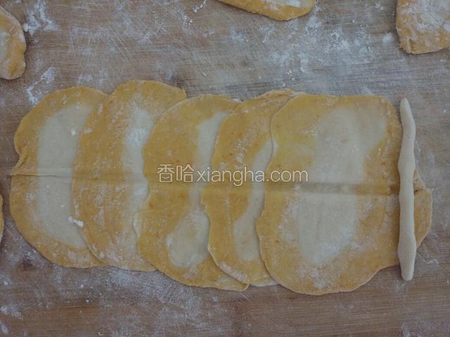 用筷子在面片的中间压一下﻿﻿﻿﻿﻿﻿﻿﻿﻿﻿﻿﻿﻿，把小白长条在边缘放好﻿﻿﻿﻿﻿﻿﻿﻿﻿﻿﻿﻿﻿