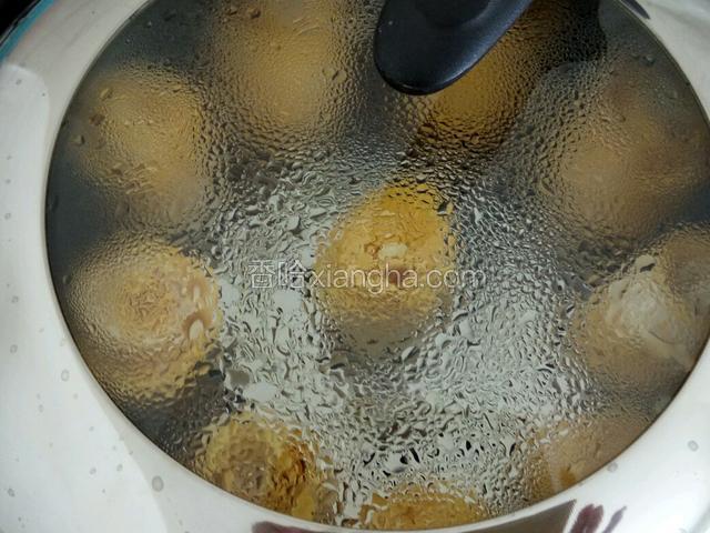 摆放蒸锅中，隔两指宽的间隙﻿﻿﻿﻿﻿﻿﻿﻿﻿﻿﻿﻿﻿，大火烧开后转中大火蒸15～18分钟，根据擀的面片的厚薄调整时间，蒸好再虚蒸3～5分钟﻿﻿﻿﻿﻿﻿﻿﻿﻿﻿﻿﻿﻿