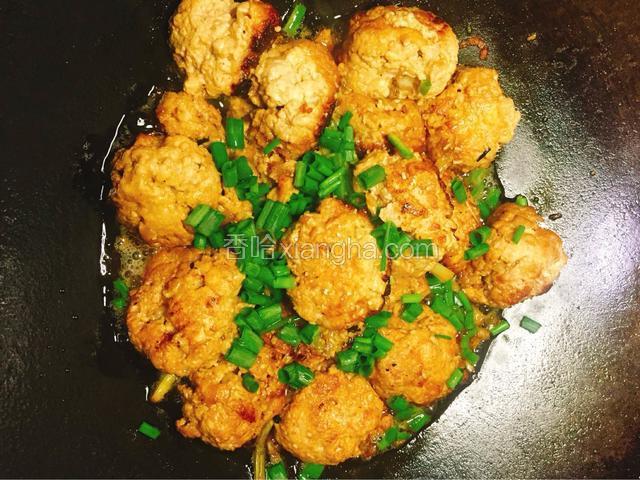 汤汁收干撒葱花，味精调味即可