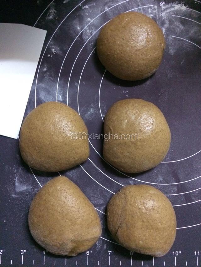 面团发酵后后排气切成若干等大小的剂子，醒面20分钟
