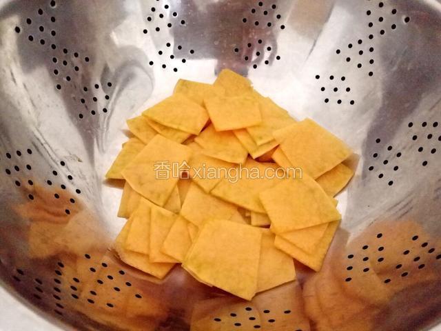 ﻿南瓜切薄片，放蒸锅蒸﻿