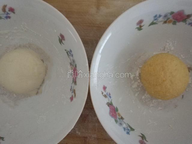 揉成两个面团，用保鲜膜盖好，醒10分钟﻿﻿﻿