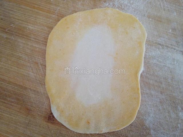 ﻿擀成中间厚四周薄的饺子皮﻿﻿﻿﻿﻿