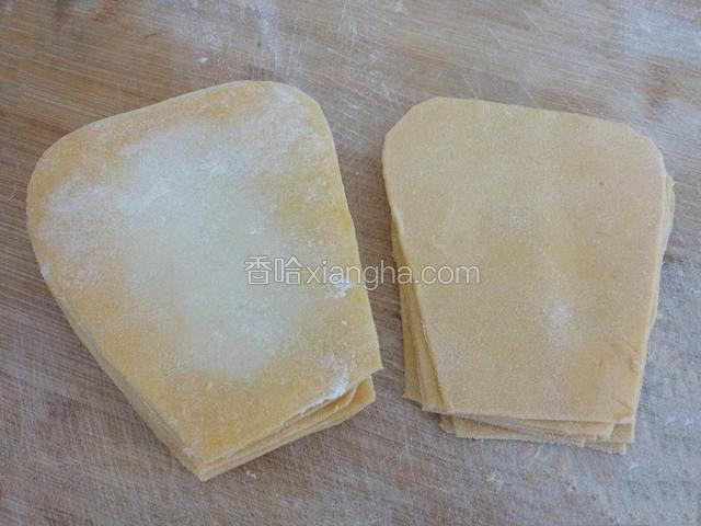 做好的两摞饺子皮