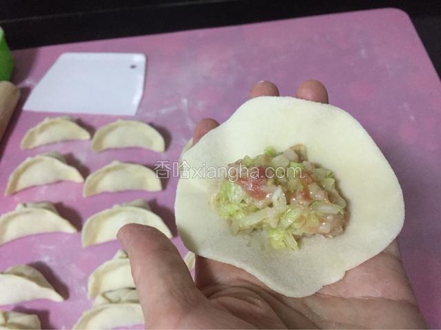 可以开始包饺子了，同时，将锅加入适量的水烧开水煮饺子