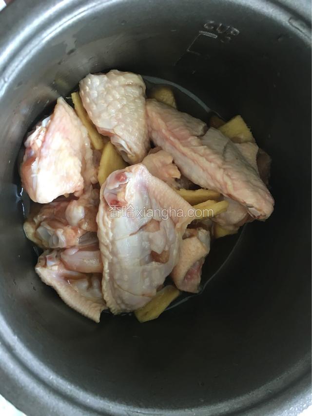 鸡翅里划三道口子，放酱油，料酒，姜片腌制至少1个小时「我是前一天晚上腌，第二天早上做，比较入味，还可以把鸡翅切两半」