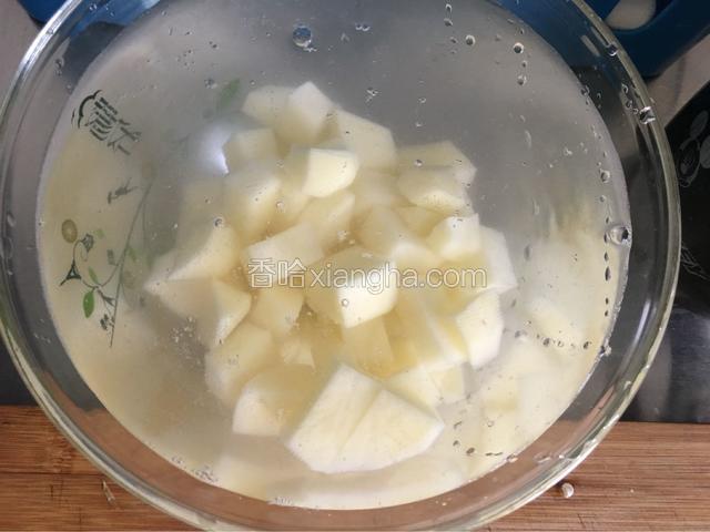土豆切块放凉水里备用
