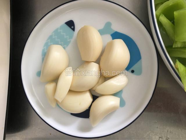 蒜扒好备用