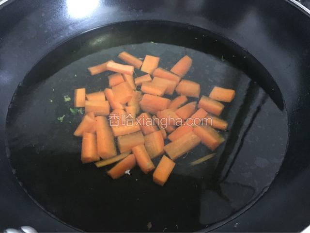 胡萝卜煮一下「喜欢脆一点，这步可忽略」