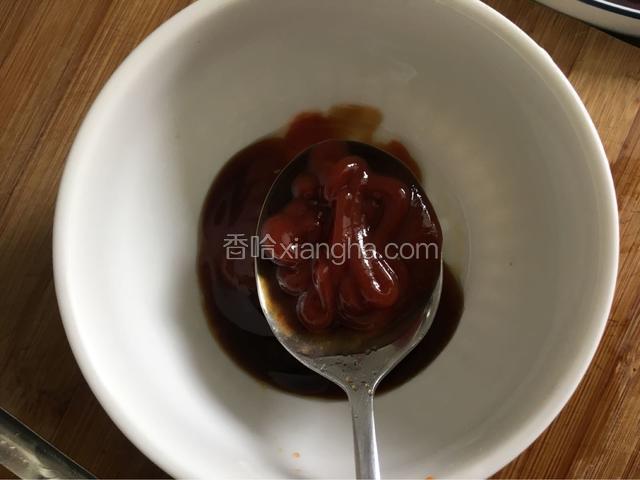 2勺番茄酱「我用的是一款味道类似肯德基的番茄酱，味道不错，名字我忘了」