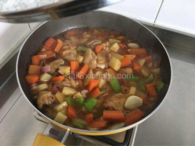 平底锅多放些油，放块黄油，当菜铺上，尽量平铺，撒上胡椒粉，喜欢辣的可以撒辣椒粉，然后盖上盖子用最小火焖上，焖20分钟左右，差不多加香菜，再翻翻，就可以出锅了「平底锅容易糊，要不经常翻面，要不之后稍微加些水，不影响」