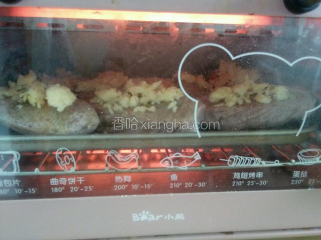 放入烤箱，上下火160度烤15分钟，再200度烤5分钟即可