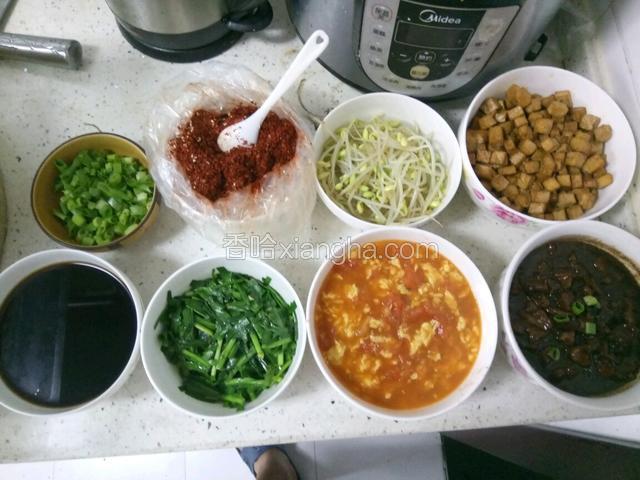 炒臊子，1素臊子买各种自己喜欢吃的熟菜稍微放点底味一炒
2肉臊子，把肉切成丁在锅里扁出油，加葱姜末，加十三香酱乳汁，生抽，盐味糖调味，然后倒入香醋 ，加入大料（八角香叶桂皮草果适量）熬制。