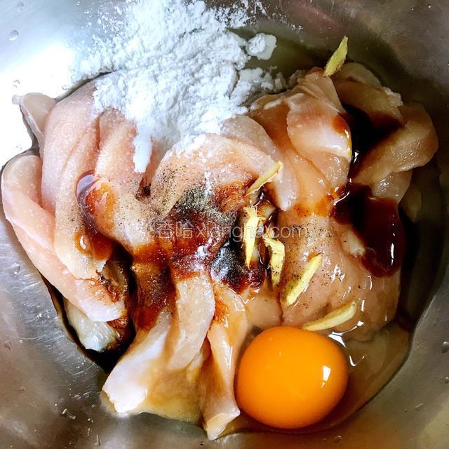 将切好的鸡胸肉放入盆中，加入盐、料酒、蚝油、六月鲜酱油、胡椒粉、姜片，一个鸭蛋和少许玉米淀粉