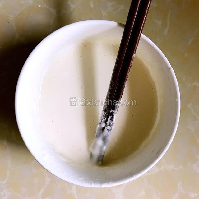 准备面糊：面粉+清水，弄的稍微有点浓稠，稀稀的那种面糊状即可