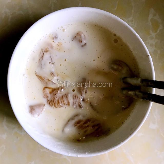 然后将腌制好的鸡柳放在面糊中裹上浆