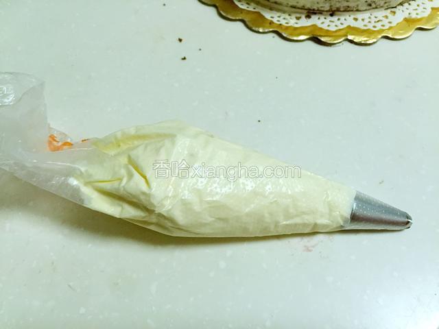 取一部分奶油装入裱花袋。