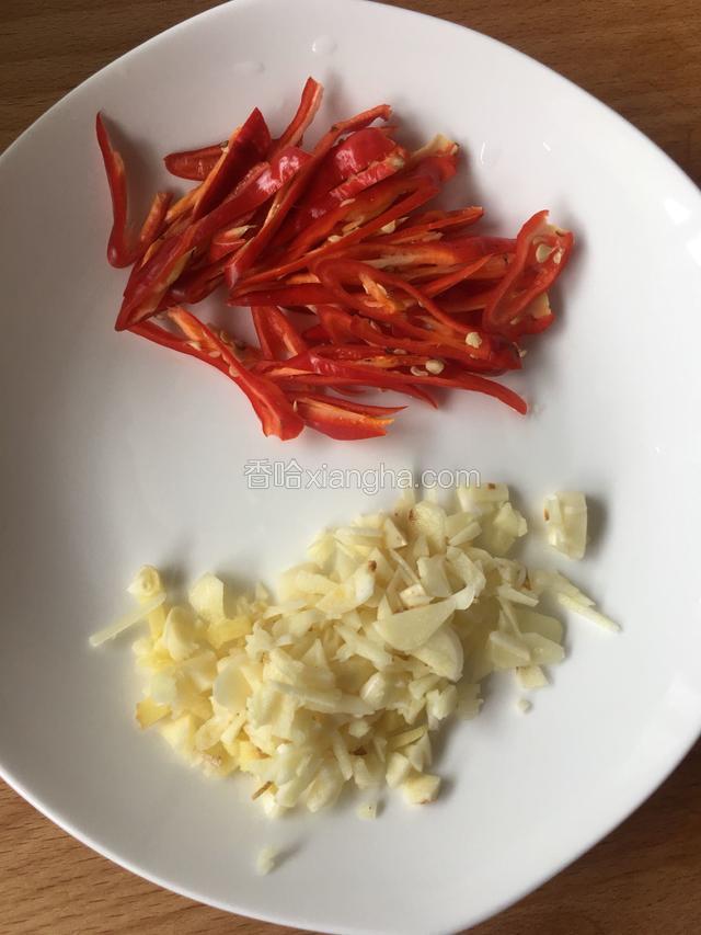 小米辣洗净切丝，生姜蒜切碎备用