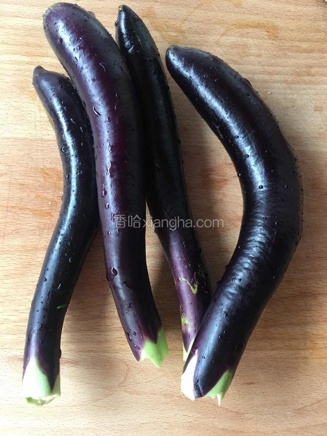 茄子去蒂，洗净